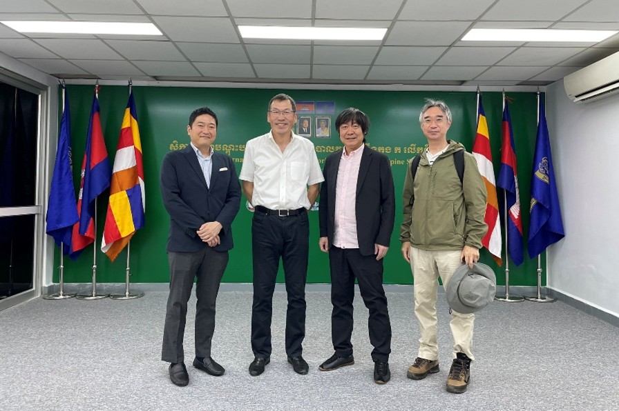 (図1)Khmer-Soviet Friendship Hospitalのセミナー会場にて。左から北村、湯川、宮本、青山(敬称略)。